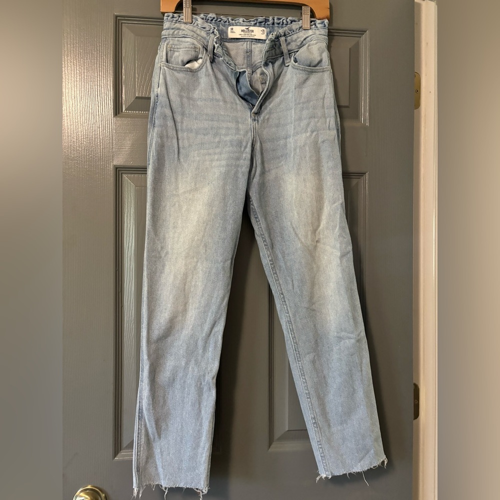 Hollister light wash Curvy High Rise Mom Jean size 3
